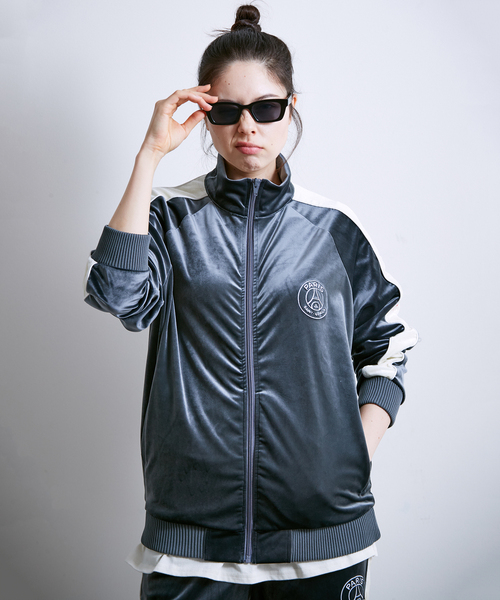 PARIS SAINT-GERMAIN（パリサンジェルマン）の「【Paris Saint-Germain / パリ・サン＝ジェルマン】 JP VELOR TOP（その他アウター・メンズ・グレー/ブラック・MEDIUM/LARGE/X-LARGE）」の2枚目の写真