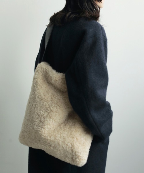anuke（アンヌーク）の「Boa Tote Bag（トートバッグ・レディース・アイボリー/ブラック・FREE）」の2枚目の写真