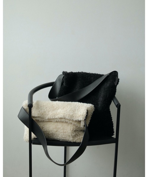 anuke（アンヌーク）の「Boa Tote Bag（トートバッグ・レディース・アイボリー/ブラック・FREE）」の5枚目の写真