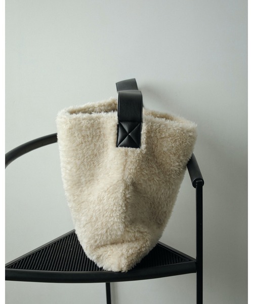 anuke（アンヌーク）の「Boa Tote Bag（トートバッグ・レディース・アイボリー/ブラック・FREE）」の6枚目の写真