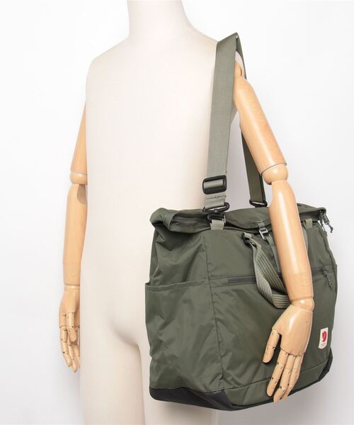FJALL RAVEN (フェールラーベン)の「High Coast Tote 30(トートバッグ・レディース・ブラック/カーキ/ダークグリーン・ONE SIZE)」の7枚目の写真