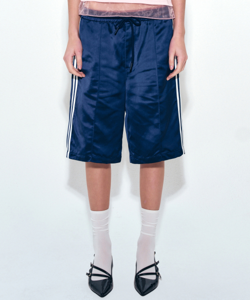 NICK&NICOLE(ニックアンドニコール)の「DOUBLE LINE SATIN HALF PANTS_NAVY(その他パンツ・レディース・ネイビー・FREE)」の1枚目の写真