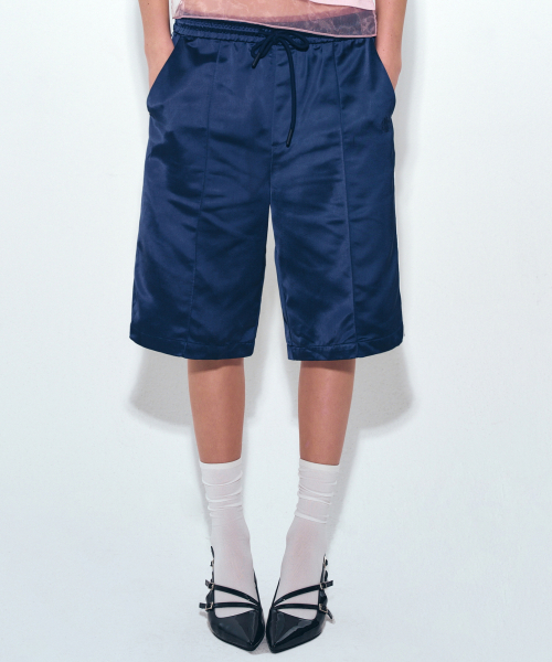 NICK&NICOLE(ニックアンドニコール)の「DOUBLE LINE SATIN HALF PANTS_NAVY(その他パンツ・レディース・ネイビー・FREE)」の2枚目の写真
