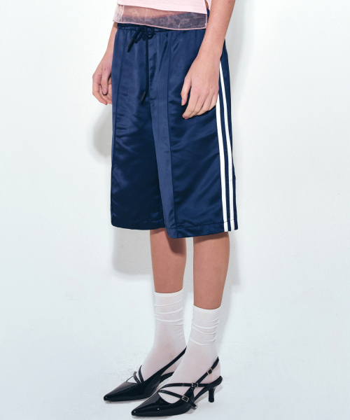 NICK&NICOLE(ニックアンドニコール)の「DOUBLE LINE SATIN HALF PANTS_NAVY(その他パンツ・レディース・ネイビー・FREE)」の3枚目の写真
