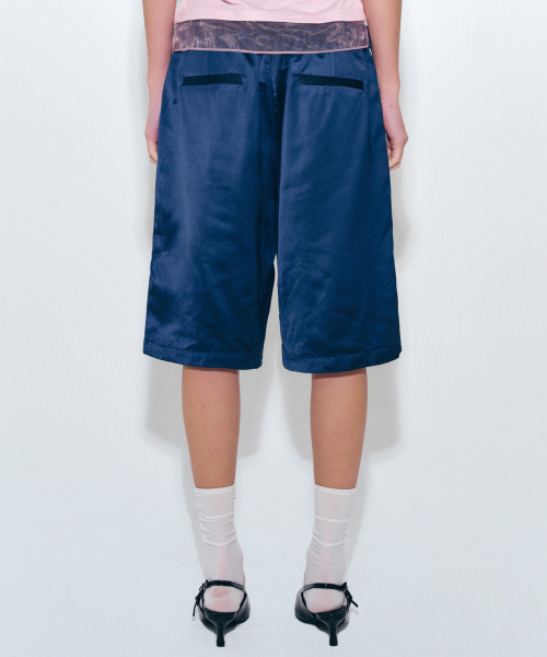 NICK&NICOLE(ニックアンドニコール)の「DOUBLE LINE SATIN HALF PANTS_NAVY(その他パンツ・レディース・ネイビー・FREE)」の4枚目の写真