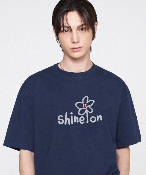 GRAVER（グレーバー）の「[ユニセックス]シャインオンフラワースマイル半袖Tシャツ_ネイビー（Tシャツ/カットソー・レディース・ネイビー・SMALL/LARGE/MEDIUM）」の2枚目の写真