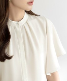 classicalelf（クラシカルエルフ）の「軽やかに揺れるフレアスリーブと、ミニマルな仕立てで上品に決まる♪衿タック袖フリル比翼バンドカラーブラウス（シャツ/ブラウス）」