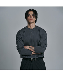 JELEVE（ジェイエルブ）の「ヘンリーネックマッスルフィットロングスリーブ（Tシャツ/カットソー）」