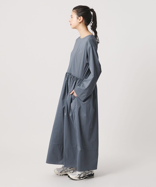 BEAUTY&YOUTH UNITED ARROWS(ビューティーアンドユースユナイテッドアローズ)の「ポリエステル ギャザーフレアワンピース(ワンピース・レディース・ブラック/コバルトブルー・S/M)」の4枚目の写真