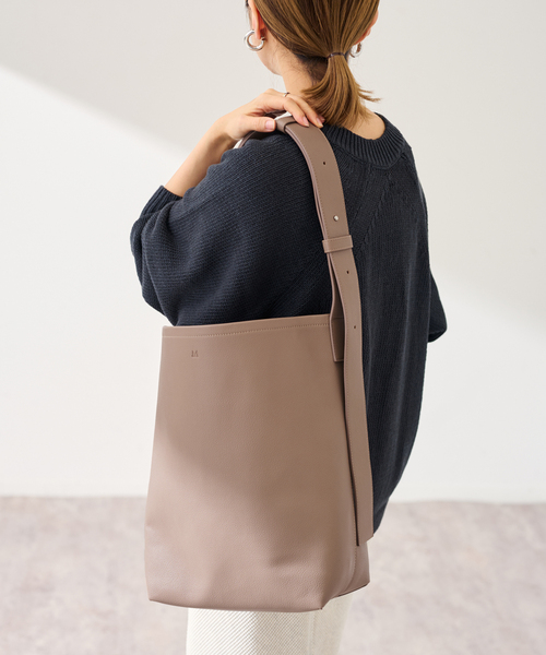 FRAMeWORK（フレームワーク）の「&MYUQ/アンドミューク JUNO light（ショルダーバッグ・レディース・ブラック/ウッド・FREE）」の2枚目の写真