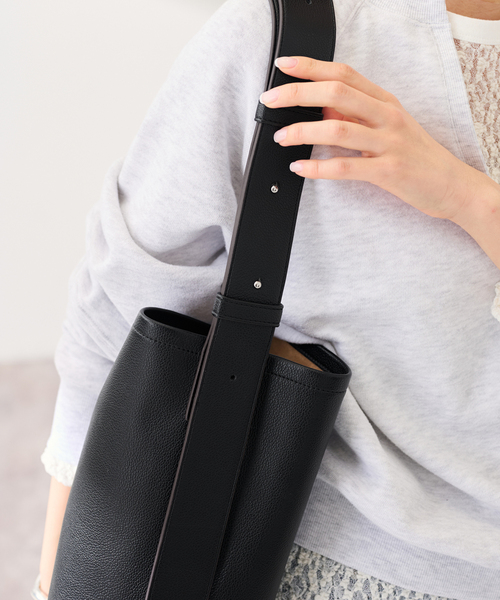 FRAMeWORK（フレームワーク）の「&MYUQ/アンドミューク JUNO light（ショルダーバッグ・レディース・ブラック/ウッド・FREE）」の7枚目の写真