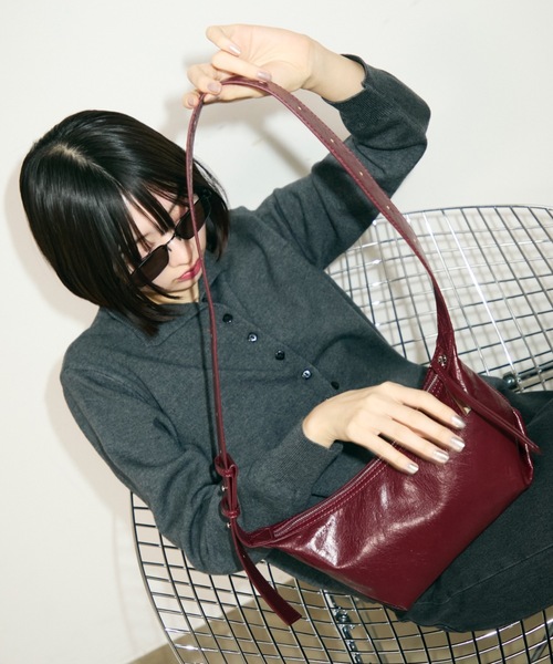 TONER（トナー）の「ベルトデザインワンショルダーバッグ/ボディバッグ/ロゴプレート付き（ショルダーバッグ・レディース・ブラック/グレイッシュベージュ/ホワイト/ブラウン/ダークブラウン/ワインレッド・FREE）」の6枚目の写真