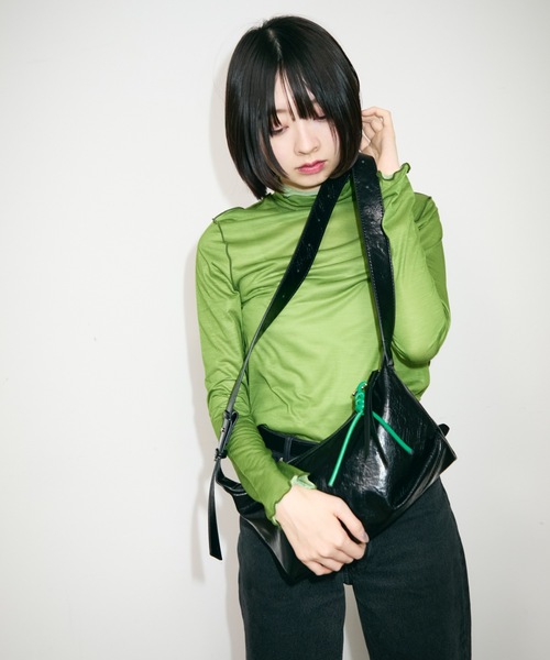 TONER（トナー）の「ベルトデザインワンショルダーバッグ/ボディバッグ/ロゴプレート付き（ショルダーバッグ・レディース・ブラック/グレイッシュベージュ/ホワイト/ブラウン/ダークブラウン/ワインレッド・FREE）」の9枚目の写真