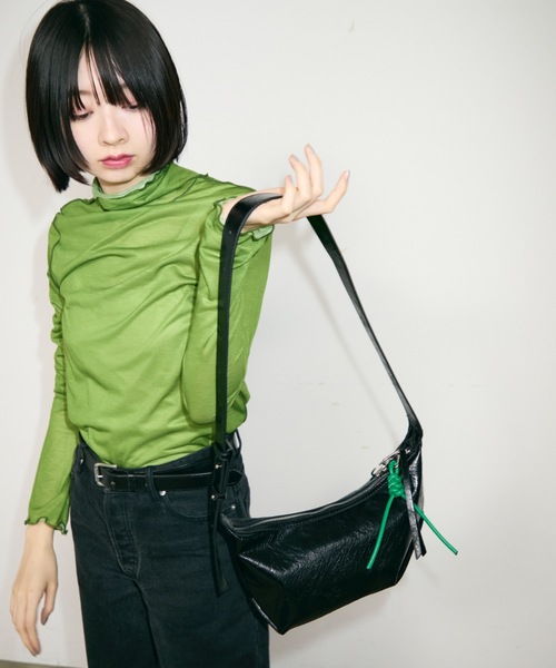TONER（トナー）の「ベルトデザインワンショルダーバッグ/ボディバッグ/ロゴプレート付き（ショルダーバッグ・レディース・ブラック/グレイッシュベージュ/ホワイト/ブラウン/ダークブラウン/ワインレッド・FREE）」の12枚目の写真