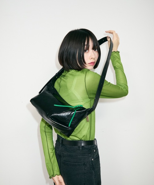 TONER（トナー）の「ベルトデザインワンショルダーバッグ/ボディバッグ/ロゴプレート付き（ショルダーバッグ・レディース・ブラック/グレイッシュベージュ/ホワイト/ブラウン/ダークブラウン/ワインレッド・FREE）」の16枚目の写真