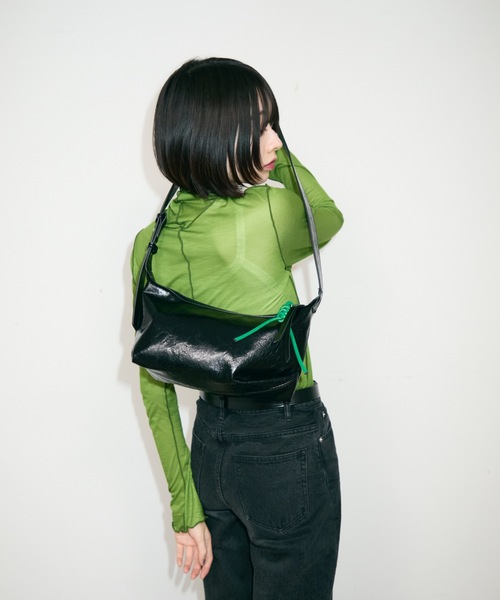 TONER（トナー）の「ベルトデザインワンショルダーバッグ/ボディバッグ/ロゴプレート付き（ショルダーバッグ・レディース・ブラック/グレイッシュベージュ/ホワイト/ブラウン/ダークブラウン/ワインレッド・FREE）」の17枚目の写真