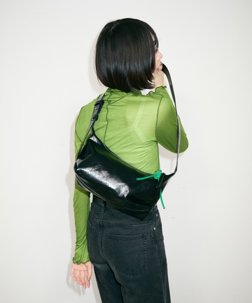 TONER（トナー）の「ベルトデザインワンショルダーバッグ/ボディバッグ/ロゴプレート付き（ショルダーバッグ・レディース・ブラック/グレイッシュベージュ/ホワイト/ブラウン/ダークブラウン/ワインレッド・FREE）」の18枚目の写真