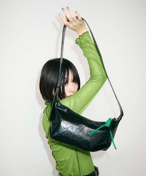 TONER（トナー）の「ベルトデザインワンショルダーバッグ/ボディバッグ/ロゴプレート付き（ショルダーバッグ・レディース・ブラック/グレイッシュベージュ/ホワイト/ブラウン/ダークブラウン/ワインレッド・FREE）」の19枚目の写真