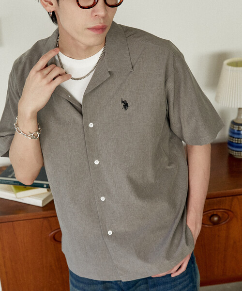 U.S. POLO ASSN.（ユーエスポロアッスン）の「U.S. POLO ASSN.U.S. POLO ASSN. × PUBLUX/ユーエスポロアッスン 別注　ワンポイント オープンカラーシャツ　限定展開（シャツ/ブラウス・メンズ・グレー/チャコールグレー/ブラック/サックスブルー・S/M/L）」の3枚目の写真