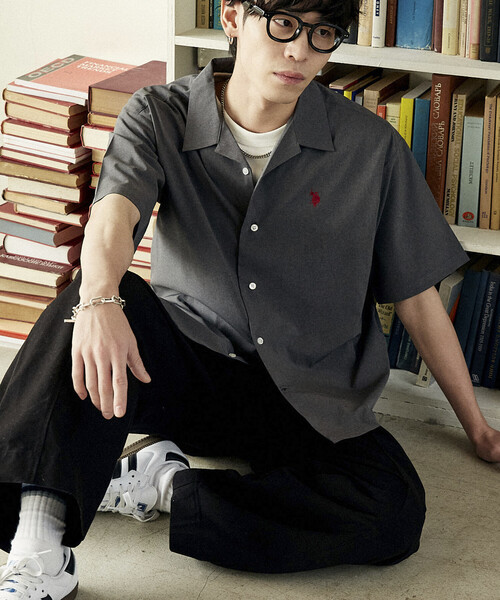 U.S. POLO ASSN.（ユーエスポロアッスン）の「U.S. POLO ASSN.U.S. POLO ASSN. × PUBLUX/ユーエスポロアッスン 別注　ワンポイント オープンカラーシャツ　限定展開（シャツ/ブラウス・メンズ・グレー/チャコールグレー/ブラック/サックスブルー・S/M/L）」の2枚目の写真