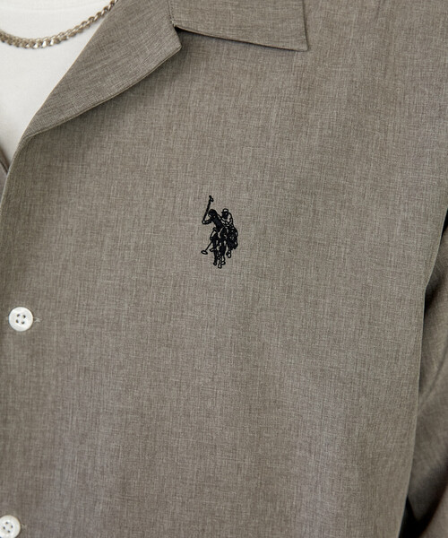 U.S. POLO ASSN.（ユーエスポロアッスン）の「U.S. POLO ASSN.U.S. POLO ASSN. × PUBLUX/ユーエスポロアッスン 別注　ワンポイント オープンカラーシャツ　限定展開（シャツ/ブラウス・メンズ・グレー/チャコールグレー/ブラック/サックスブルー・S/M/L）」の18枚目の写真