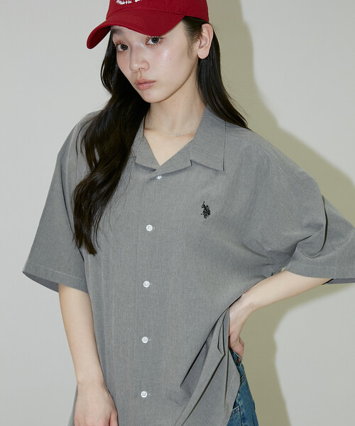 U.S. POLO ASSN.（ユーエスポロアッスン）の「U.S. POLO ASSN.U.S. POLO ASSN. × PUBLUX/ユーエスポロアッスン 別注　ワンポイント オープンカラーシャツ　限定展開（シャツ/ブラウス・メンズ・グレー/チャコールグレー/ブラック/サックスブルー・S/M/L）」の6枚目の写真
