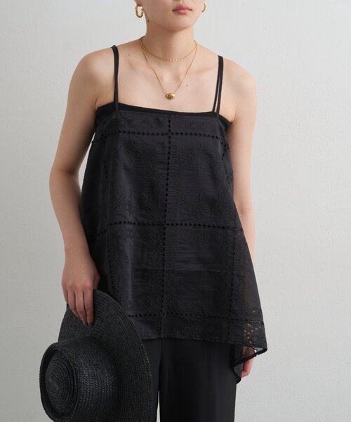 LOUNGEDRESS（ラウンジドレス）の「2WAYパネルレース刺繍キャミ（キャミソール・レディース・オフホワイト/ブラック・FREE）」の2枚目の写真
