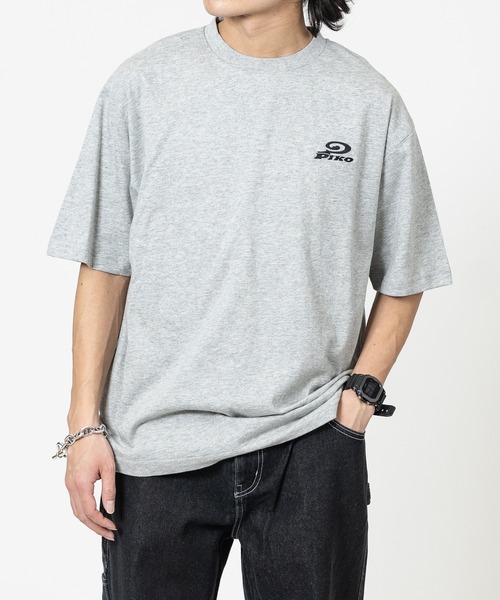 Piko（ピコ）の「【k】〔PIKO/ピコ〕アソートデザインプリント 半袖Tシャツ/Y2K（Tシャツ/カットソー・メンズ・ホワイト系1/ホワイト系2/ブラック系5/ブラック系8/グレー系2/グレー系4/ネイビー系3/ネイビー系6/サックスブルー系9/ホワイト系3/ブラック系4/ホワイト系6/ブラック系1/イエロー系5/ホワイト系8/ホワイト系9・MEDIUM/LARGE/X-LARGE）」の21枚目の写真