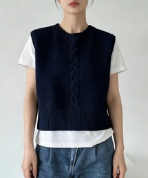 バックボタン×ケーブル編みニットベスト