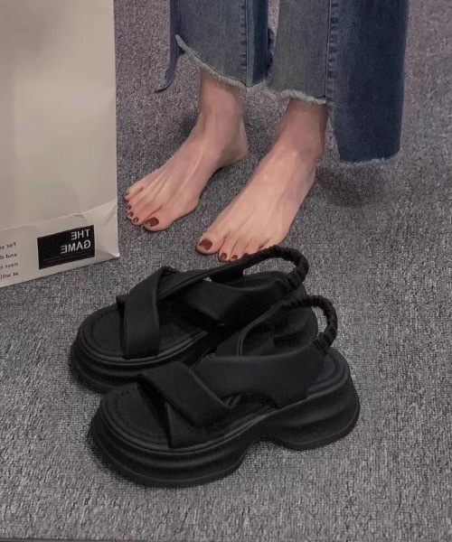 Teem Store(チームストア)の「クロスベルト クッション 厚底サンダル(サンダル・レディース・ブラック/アイボリー・L/M)」の2枚目の写真
