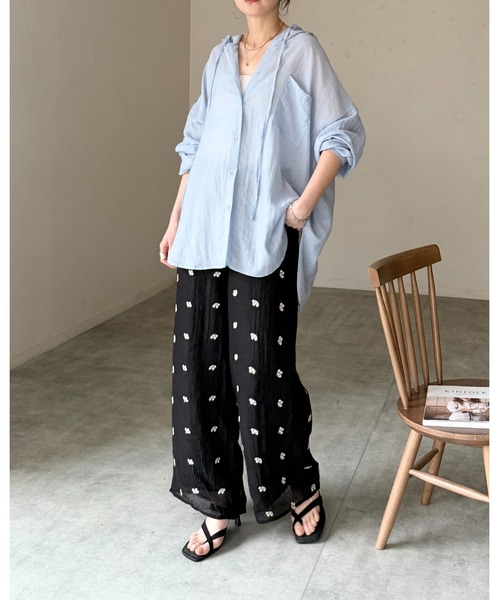 She's Closet（シーズクローゼット）の「フード付き オーバーサイズ シアーシャツ パーカー（シャツ/ブラウス・レディース・ブラック/サックスブルー/ホワイト/グレー・FREE）」の11枚目の写真