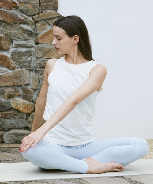 Julier Yoga and Relax(ジュリエヨガアンドリラックス)の「Julier ムーブプライムタンクトップ(タンクトップ・レディース・ホワイト/ブルー/チャコール・1/0)」の8枚目の写真