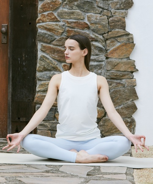 Julier Yoga and Relax(ジュリエヨガアンドリラックス)の「Julier ムーブプライムタンクトップ(タンクトップ・レディース・ホワイト/ブルー/チャコール・1/0)」の7枚目の写真