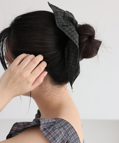 IENA(イエナ)の「BLACK チェックシュシュ(その他ヘアアクセサリー・レディース・カーキ・FREE)」の7枚目の写真
