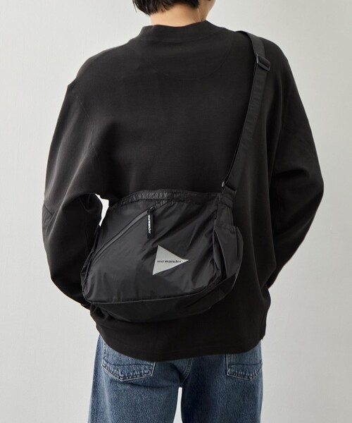 and wander(アンドワンダー)の「【and wander/アンドワンダー】Sil Shoulder Bag(ショルダーバッグ・メンズ・ブラック・FREE)」の3枚目の写真