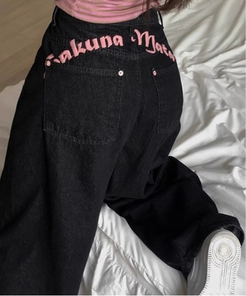 Ritzy(リッツィー)の「バック英字デザインルーズデニム(デニムパンツ・レディース・ブラック・XL/L/M/S)」の1枚目の写真