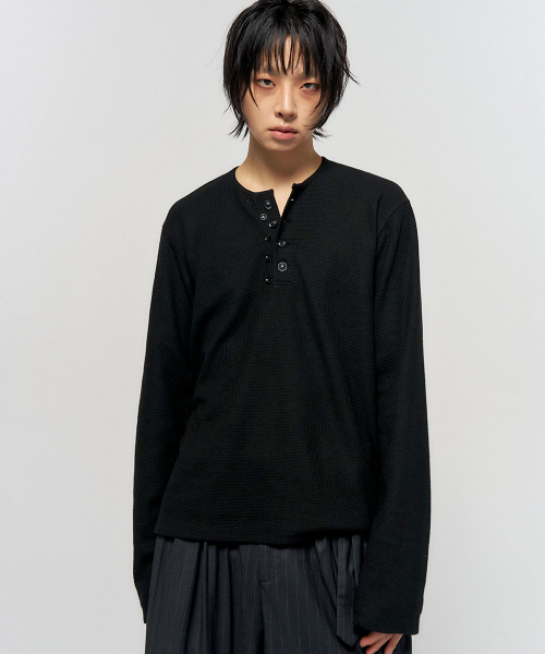 SCHISM INDUCING(スキズムインデューシング)の「BUTTON THERMAL HENLEY NECK SHIRT BLACK(Tシャツ/カットソー・レディース・その他・M/L)」の1枚目の写真