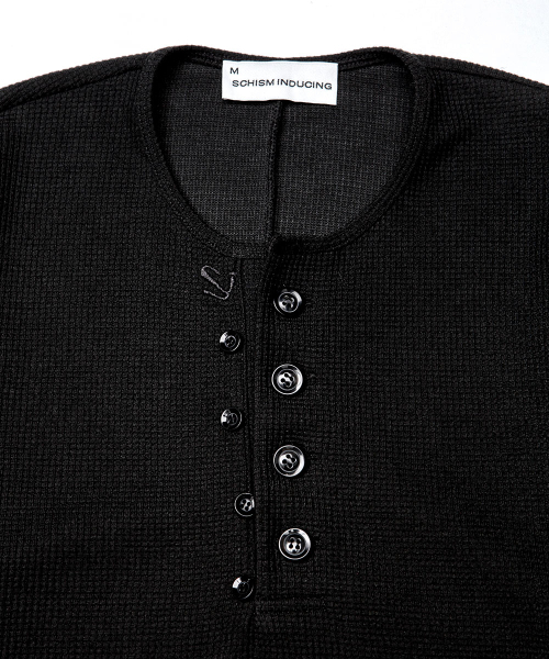 SCHISM INDUCING(スキズムインデューシング)の「BUTTON THERMAL HENLEY NECK SHIRT BLACK(Tシャツ/カットソー・レディース・その他・M/L)」の4枚目の写真
