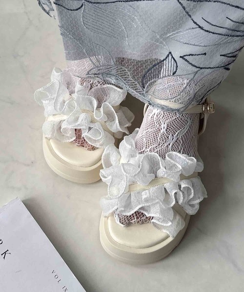 VIVIAN(ヴィヴィアン)の「【AS KNOW AS plus × VIVIANコラボ】シャイニーフリル厚底サンダル 【ZOZOTOWN限定商品】(サンダル・レディース・ブラック/アイボリー・M/L/S)」の2枚目の写真