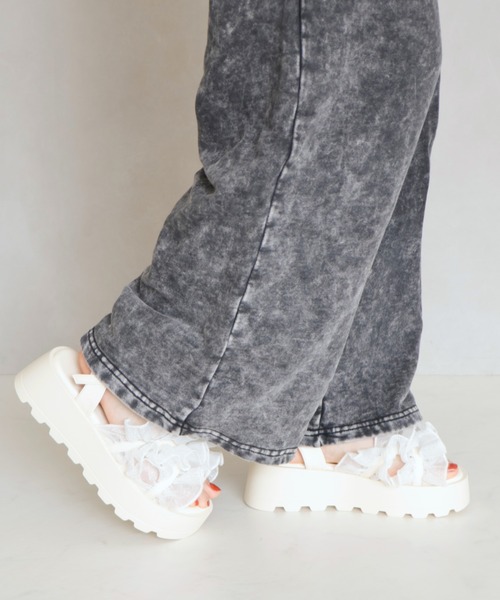 VIVIAN(ヴィヴィアン)の「【AS KNOW AS plus × VIVIANコラボ】シャイニーフリル厚底サンダル 【ZOZOTOWN限定商品】(サンダル・レディース・ブラック/アイボリー・M/L/S)」の17枚目の写真
