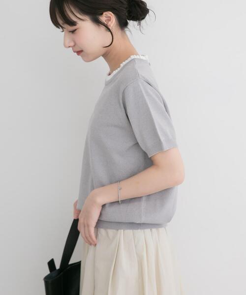 ITEMS URBANRESEARCH(アイテムズ アーバンリサーチ)の「フリルネック半袖ニットトップス(ニット/セーター・レディース・オフホワイト/グレー/ネイビー・FREE)」の1枚目の写真