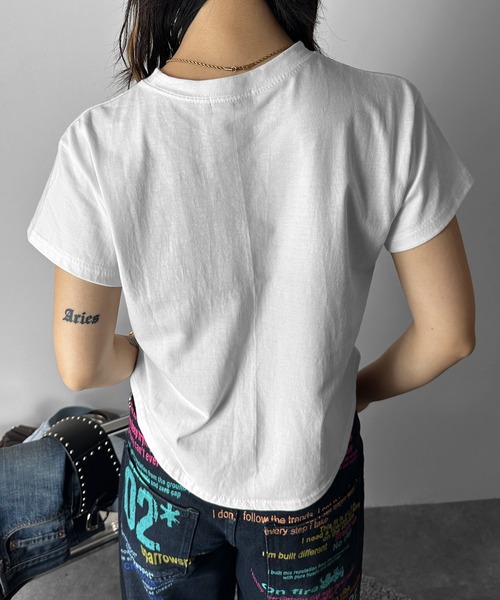 MATU:TA(マトゥータ)の「【ミドル丈だから使いやすい!】プリントデザインミドルTシャツ / 半袖 ミドル丈 ナンバーロゴ ナンバリング フロントロゴ ロゴ 海外ガール プチプラ レタリング ヘムカーブ ラウンドヘム 2カラー ホワイト ブラック フリーサイズ ストリート デイリーユース(Tシャツ/カットソー・レディース・ブラック/ホワイト・FREE)」の5枚目の写真