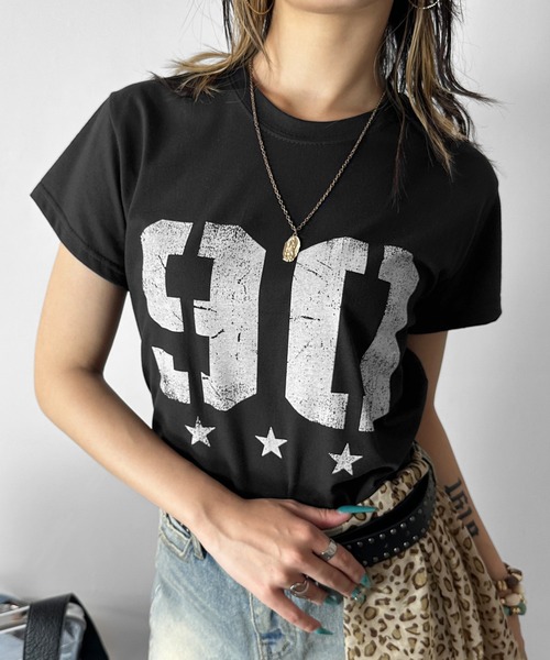 MATU:TA(マトゥータ)の「【ミドル丈だから使いやすい!】プリントデザインミドルTシャツ / 半袖 ミドル丈 ナンバーロゴ ナンバリング フロントロゴ ロゴ 海外ガール プチプラ レタリング ヘムカーブ ラウンドヘム 2カラー ホワイト ブラック フリーサイズ ストリート デイリーユース(Tシャツ/カットソー・レディース・ブラック/ホワイト・FREE)」の13枚目の写真