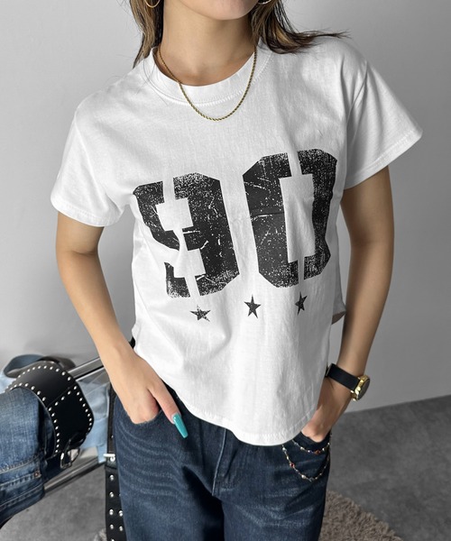 MATU:TA(マトゥータ)の「【ミドル丈だから使いやすい!】プリントデザインミドルTシャツ / 半袖 ミドル丈 ナンバーロゴ ナンバリング フロントロゴ ロゴ 海外ガール プチプラ レタリング ヘムカーブ ラウンドヘム 2カラー ホワイト ブラック フリーサイズ ストリート デイリーユース(Tシャツ/カットソー・レディース・ブラック/ホワイト・FREE)」の14枚目の写真