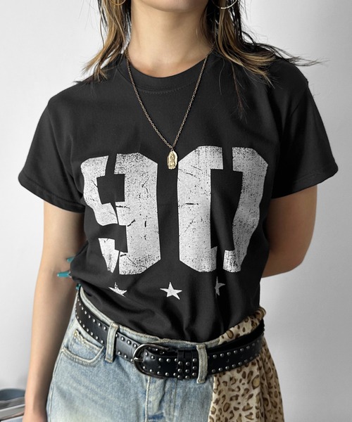 MATU:TA(マトゥータ)の「【ミドル丈だから使いやすい!】プリントデザインミドルTシャツ / 半袖 ミドル丈 ナンバーロゴ ナンバリング フロントロゴ ロゴ 海外ガール プチプラ レタリング ヘムカーブ ラウンドヘム 2カラー ホワイト ブラック フリーサイズ ストリート デイリーユース(Tシャツ/カットソー・レディース・ブラック/ホワイト・FREE)」の16枚目の写真