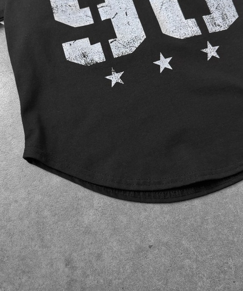 MATU:TA(マトゥータ)の「【ミドル丈だから使いやすい!】プリントデザインミドルTシャツ / 半袖 ミドル丈 ナンバーロゴ ナンバリング フロントロゴ ロゴ 海外ガール プチプラ レタリング ヘムカーブ ラウンドヘム 2カラー ホワイト ブラック フリーサイズ ストリート デイリーユース(Tシャツ/カットソー・レディース・ブラック/ホワイト・FREE)」の21枚目の写真