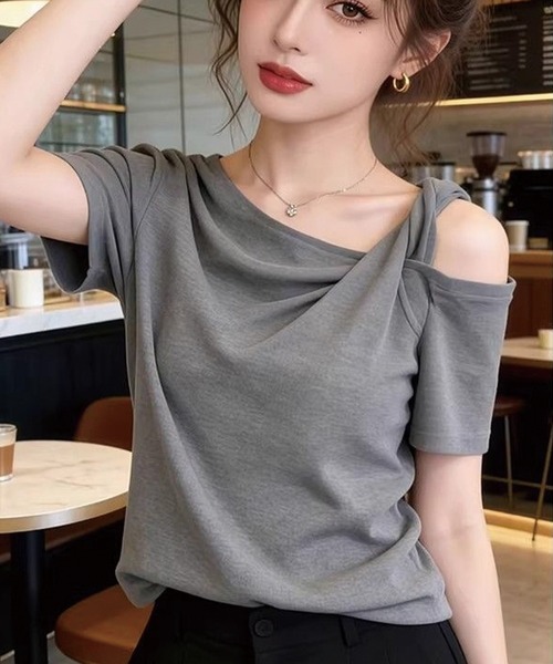 ADDITION STORE(アディションストア)の「\ずり落ち防止で安心/ワンオフショルダー ハーフスリーブ Tシャツ(Tシャツ/カットソー・レディース・ホワイト/グレー/ブラック・MEDIUM/SMALL/LARGE)」の3枚目の写真