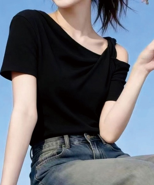 ADDITION STORE(アディションストア)の「\ずり落ち防止で安心/ワンオフショルダー ハーフスリーブ Tシャツ(Tシャツ/カットソー・レディース・ホワイト/グレー/ブラック・MEDIUM/SMALL/LARGE)」の2枚目の写真