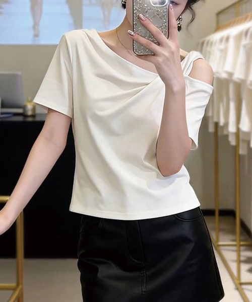 ADDITION STORE(アディションストア)の「\ずり落ち防止で安心/ワンオフショルダー ハーフスリーブ Tシャツ(Tシャツ/カットソー・レディース・ホワイト/グレー/ブラック・MEDIUM/SMALL/LARGE)」の6枚目の写真