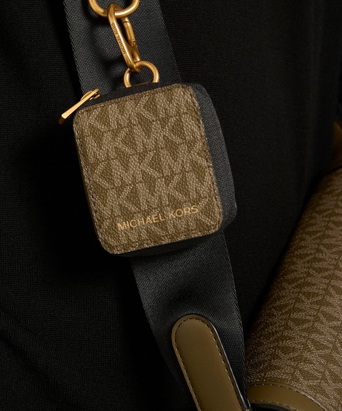 MICHAEL KORS(マイケルコース)の「HUDSON フラップ クロスボディ ウィズ ポーチ ミニ - MKシグネチャー(ショルダーバッグ・メンズ・グリーン系・FREE)」の4枚目の写真